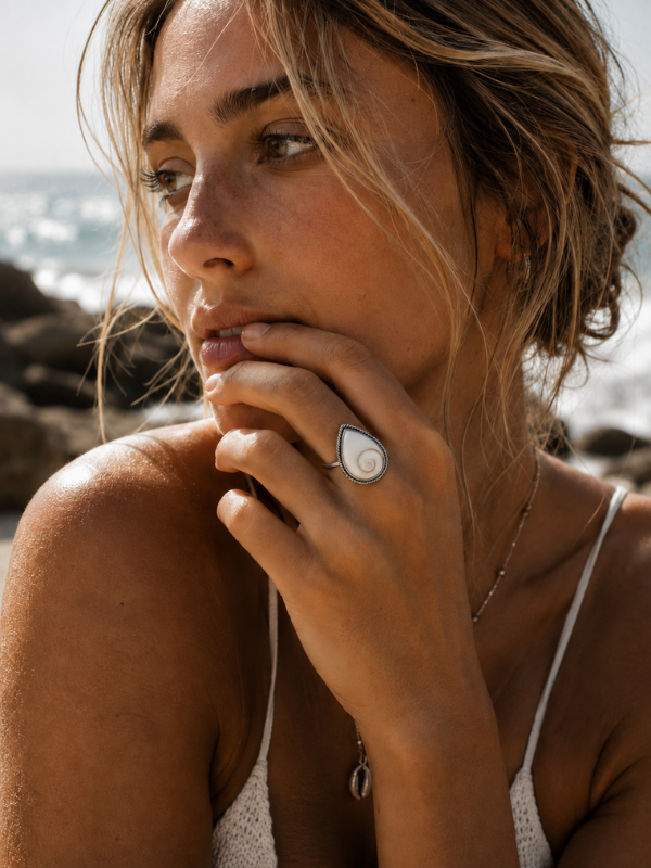 925 sterling silver statement ring featuring a teardrop-shaped Shiva shell with unique natural colouring and pattern.